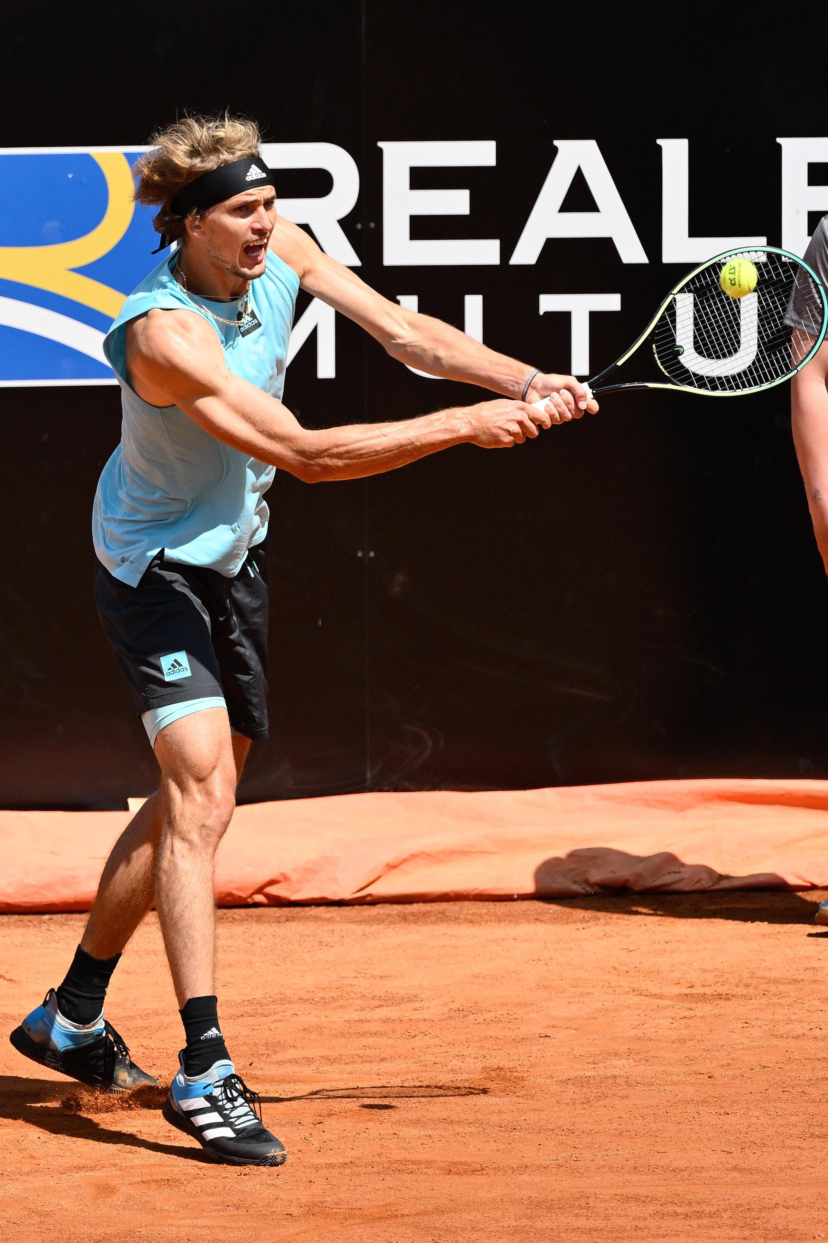 包含意大利网球队力克西班牙网球队，兹维列夫制霸全场的词条