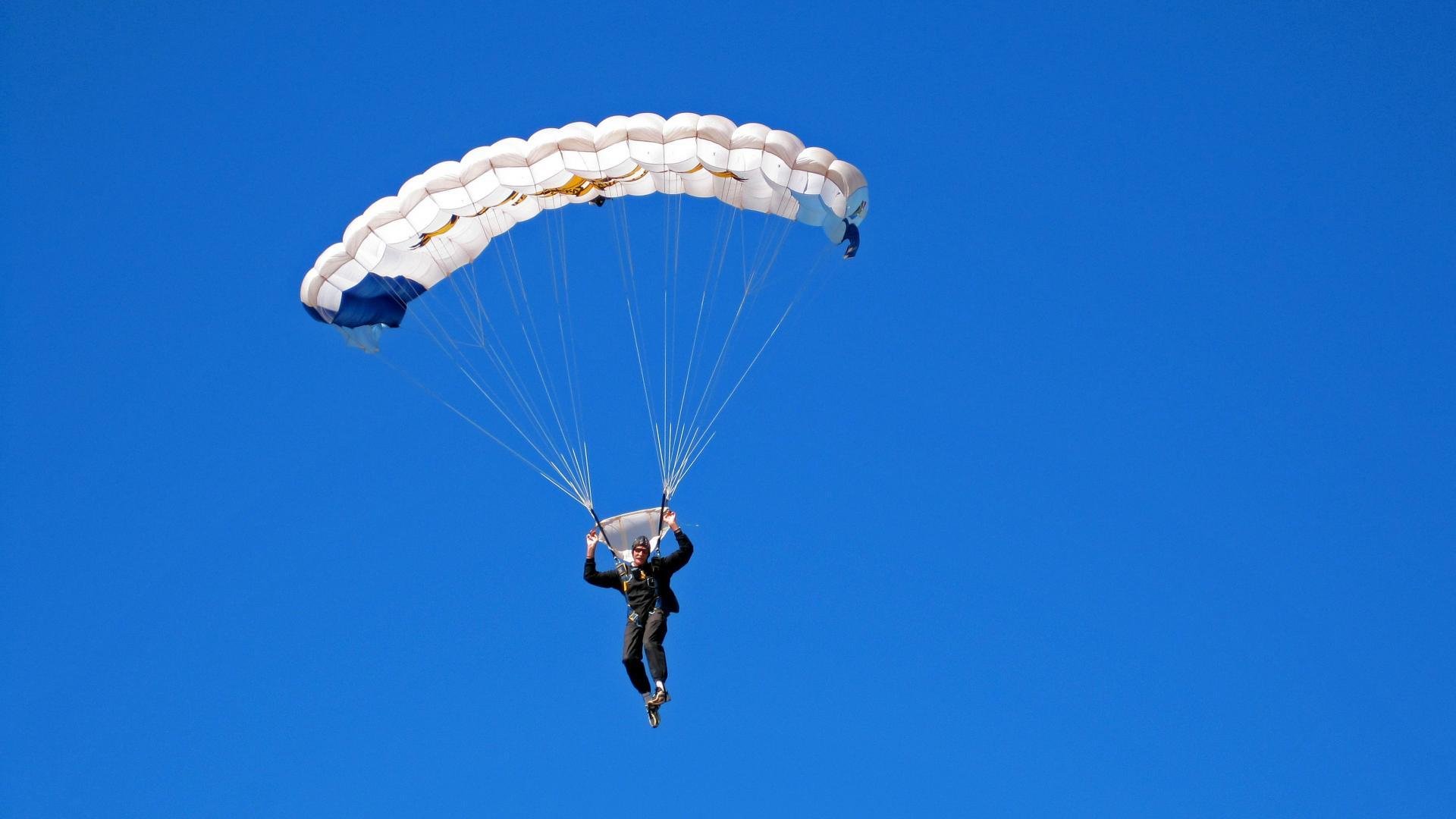 孤勇者的引擎，当诺里斯以一人之力扛起迈凯伦的银箭王朝